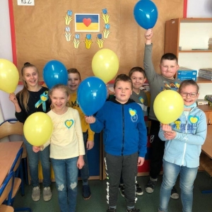pokaż obrazek - Dzieci z balonami