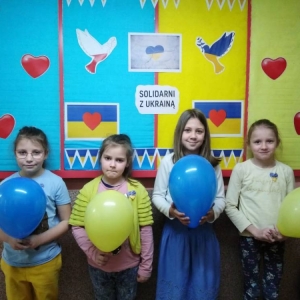 pokaż obrazek - Dzieci z balonami