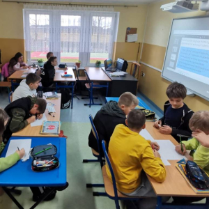 pokaż obrazek - Uczniowie pracują w grupach