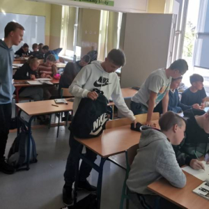 pokaż obrazek - Uczniowie pracują w grupach