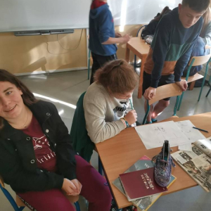 pokaż obrazek - Uczniowie pracują w grupach