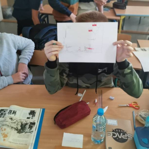 pokaż obrazek - Uczniowie pracują w grupach