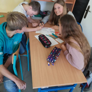 pokaż obrazek - Uczniowie pracują w grupach