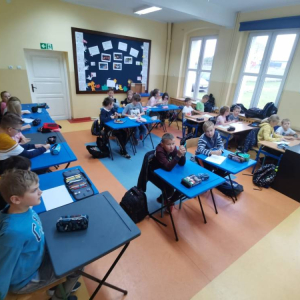 pokaż obrazek - Uczniowie pracują w grupach