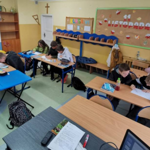 pokaż obrazek - Uczniowie pracują w grupach
