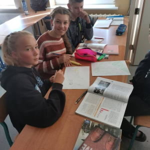 pokaż obrazek - Uczniowie pracują w grupach