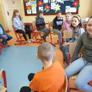 pokaż obrazek - Uczniowie siedzą na krzesłach 