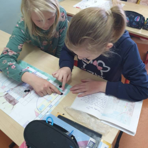 pokaż obrazek - Uczniowie grają w gry planszowe
