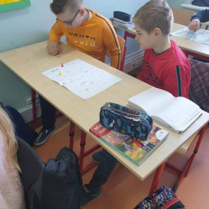 pokaż obrazek - Uczniowie grają w gry planszowe