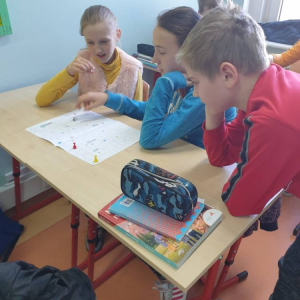 pokaż obrazek - Uczniowie grają w gry planszowe