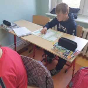 pokaż obrazek - Uczeń gra w grę planszową