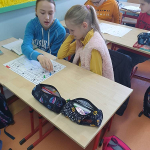 pokaż obrazek - Uczniowie grają w gry planszowe