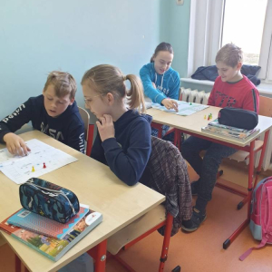pokaż obrazek - Uczniowie grają w gry planszowe