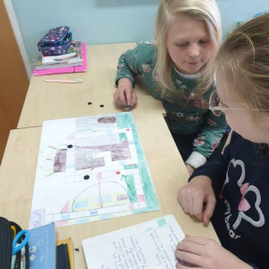 pokaż obrazek - Uczniowie grają w gry planszowe