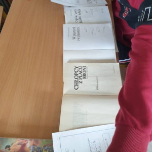 pokaż obrazek - Uczniowie tworzą bibliografię.