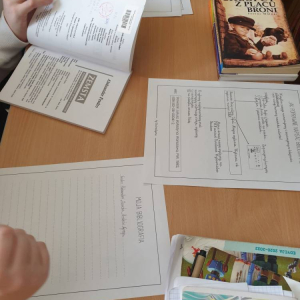 pokaż obrazek - Uczniowie tworzą bibliografię.