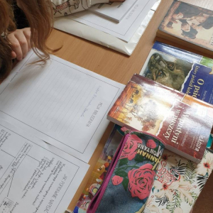 pokaż obrazek - Uczniowie tworzą bibliografię.