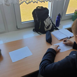 pokaż obrazek - Uczeń rozwiązuje zadanie