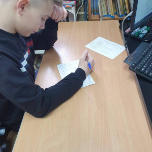 pokaż obrazek - Uczeń rozwiązuje zadanie