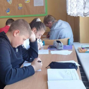 pokaż obrazek - Uczniowie rozwiązują zadania