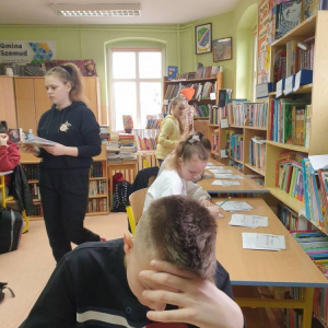 pokaż obrazek - Uczniowie rozwiązują zadania
