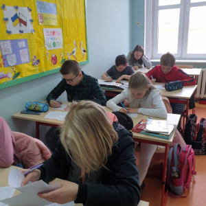 pokaż obrazek - Uczniowie rozwiązują zadania
