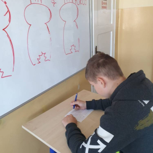 pokaż obrazek - Uczeń rozwiązuje zadanie