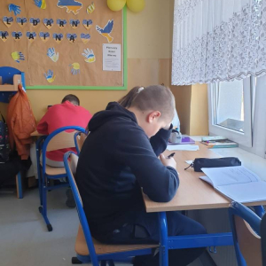 pokaż obrazek - Uczniowie rozwiązują zadania