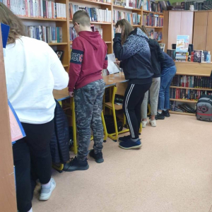 pokaż obrazek - Uczniowie rozwiązują zadania