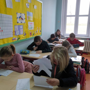 pokaż obrazek - Uczniowie rozwiązują zadania