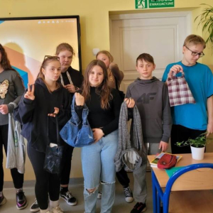 pokaż obrazek - Uczniowie prezentują swoje prace