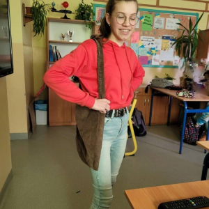 pokaż obrazek - Uczennica prezentuje swoją pracę