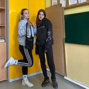 pokaż obrazek - Uczennice prezentują swoje prace