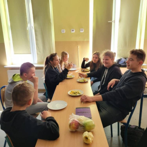 pokaż obrazek - Uczniowie jedzą sałatkę owocową