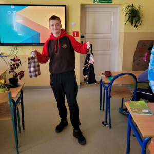 pokaż obrazek - Uczeń prezentuje swoją pracę