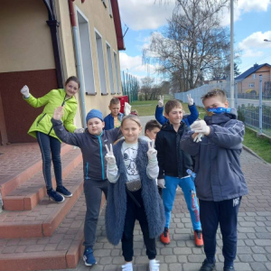 pokaż obrazek - Uczniowie zbierają śmieci