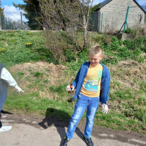 pokaż obrazek - Uczniowie zbierają śmieci