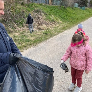 pokaż obrazek - Dzieci sprzątają śmieci