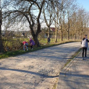 pokaż obrazek - Uczniowie sprzątają śmieci