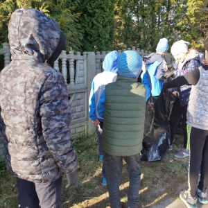 pokaż obrazek - Uczniowie sprzątają śmieci
