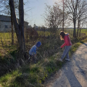 pokaż obrazek - Uczniowie sprzątają śmieci