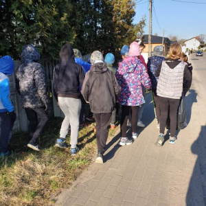pokaż obrazek - Uczniowie sprzątają śmieci
