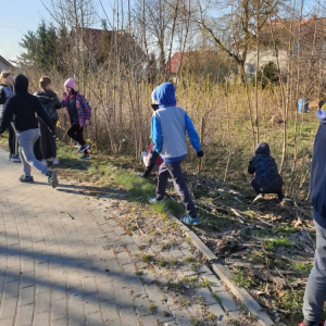 pokaż obrazek - Uczniowie sprzątają śmieci