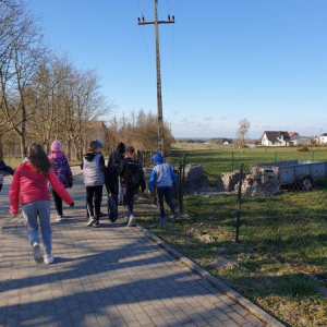 pokaż obrazek - Uczniowie sprzątają śmieci
