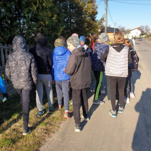 pokaż obrazek - Uczniowie sprzątają śmieci