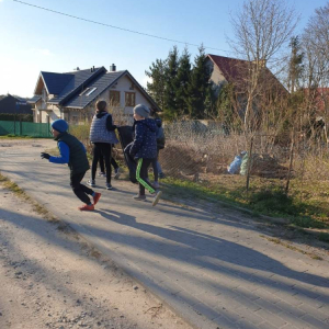 pokaż obrazek - Uczniowie sprzątają śmieci