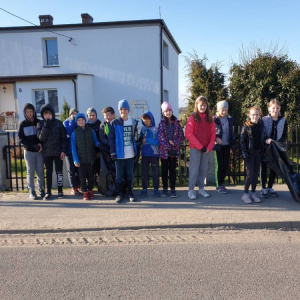 pokaż obrazek - Uczniowie sprzątają śmieci