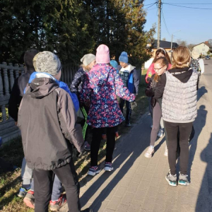pokaż obrazek - Uczniowie sprzątają śmieci
