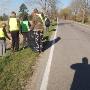 pokaż obrazek - Uczniowie sprzątają śmieci