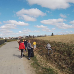 pokaż obrazek - Uczniowie sprzątają śmieci